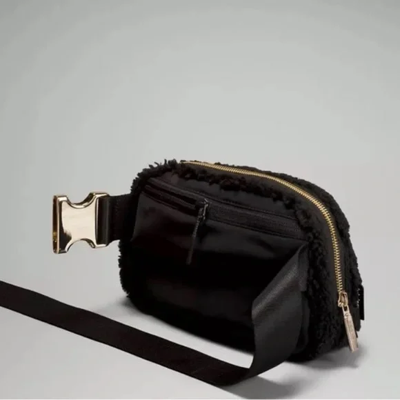 NWT Lululemon everywhere belt bag fleece black - Picture 3 of 7